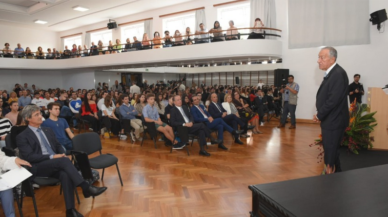 Marcelo challenges high school students to “uncomplicate” the situation in the world