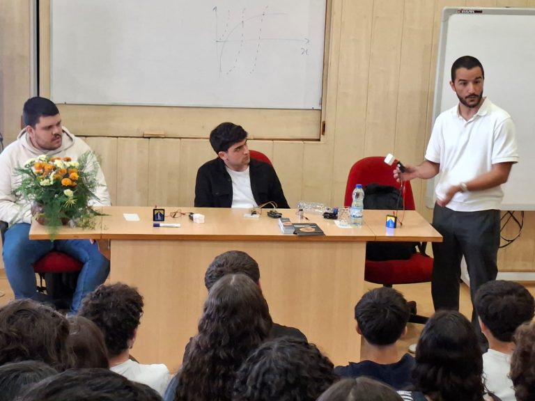 Pedro Almeida elucida alunos sobre a Física e a Tecnologia